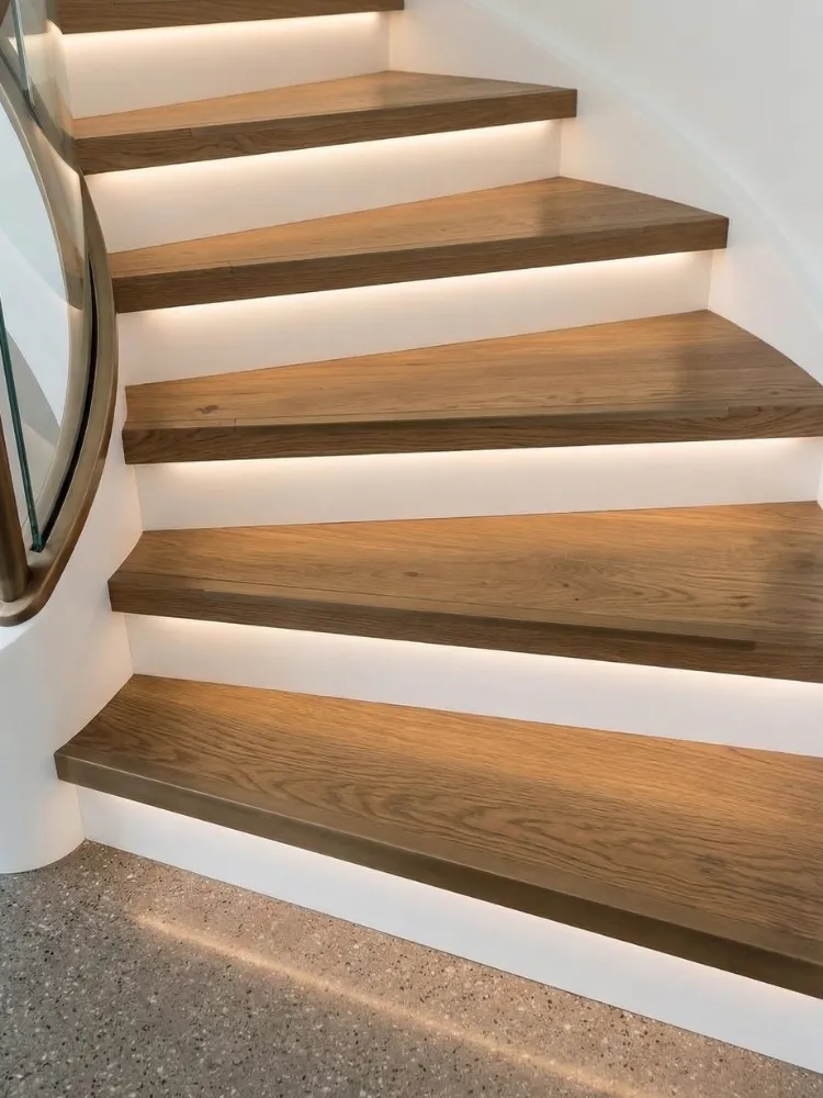 Trap met houtlook treden en verlichting onder iedere trede