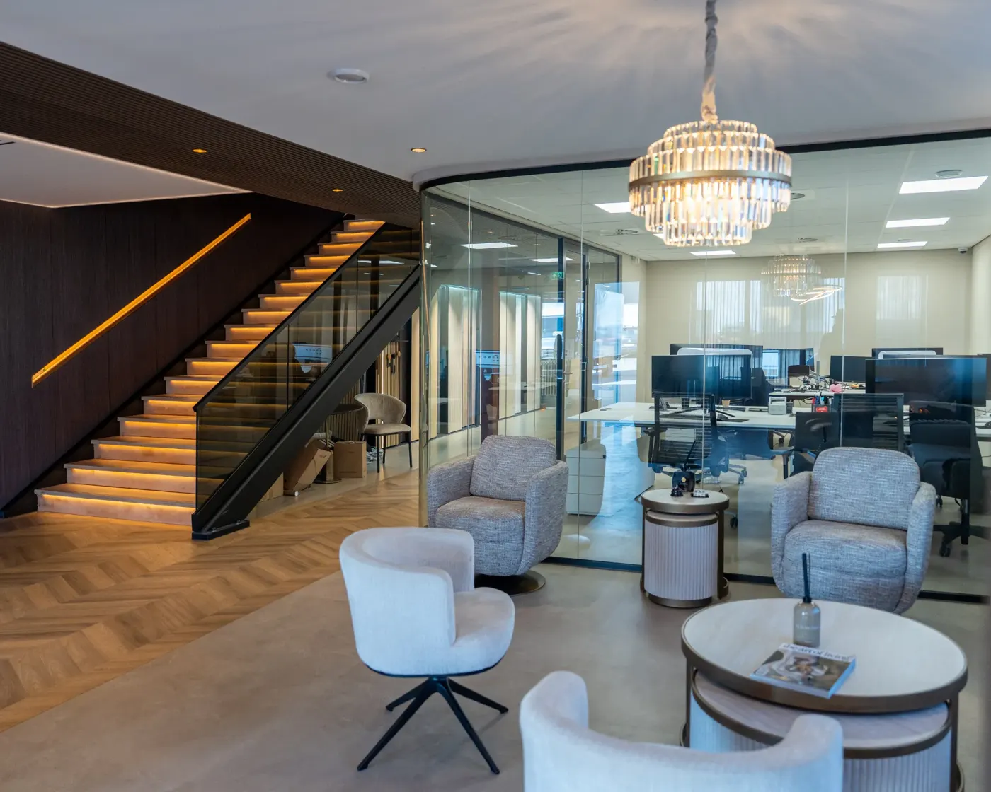 Showroom van PVC Vloerenshop met zithoek en verlichte trap