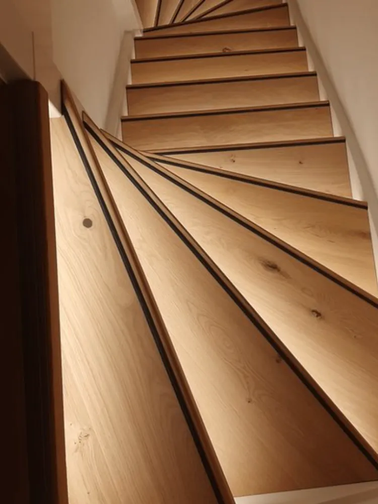 Trap met lichte eiken houtlook treden
