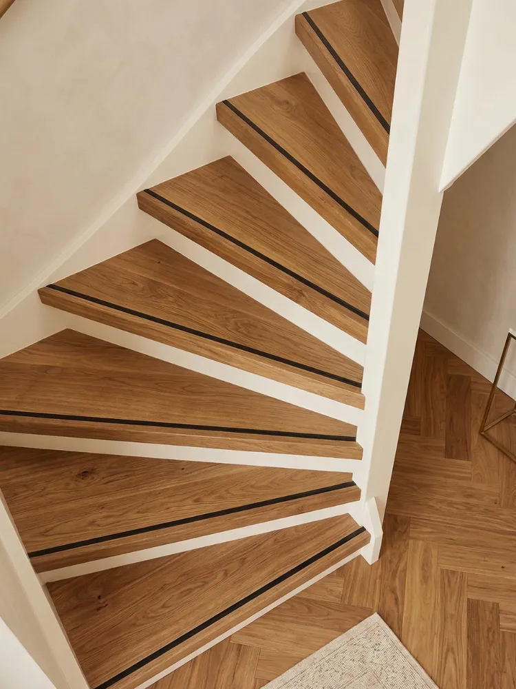 Dichte trap met houtlook treden en witte stootborden